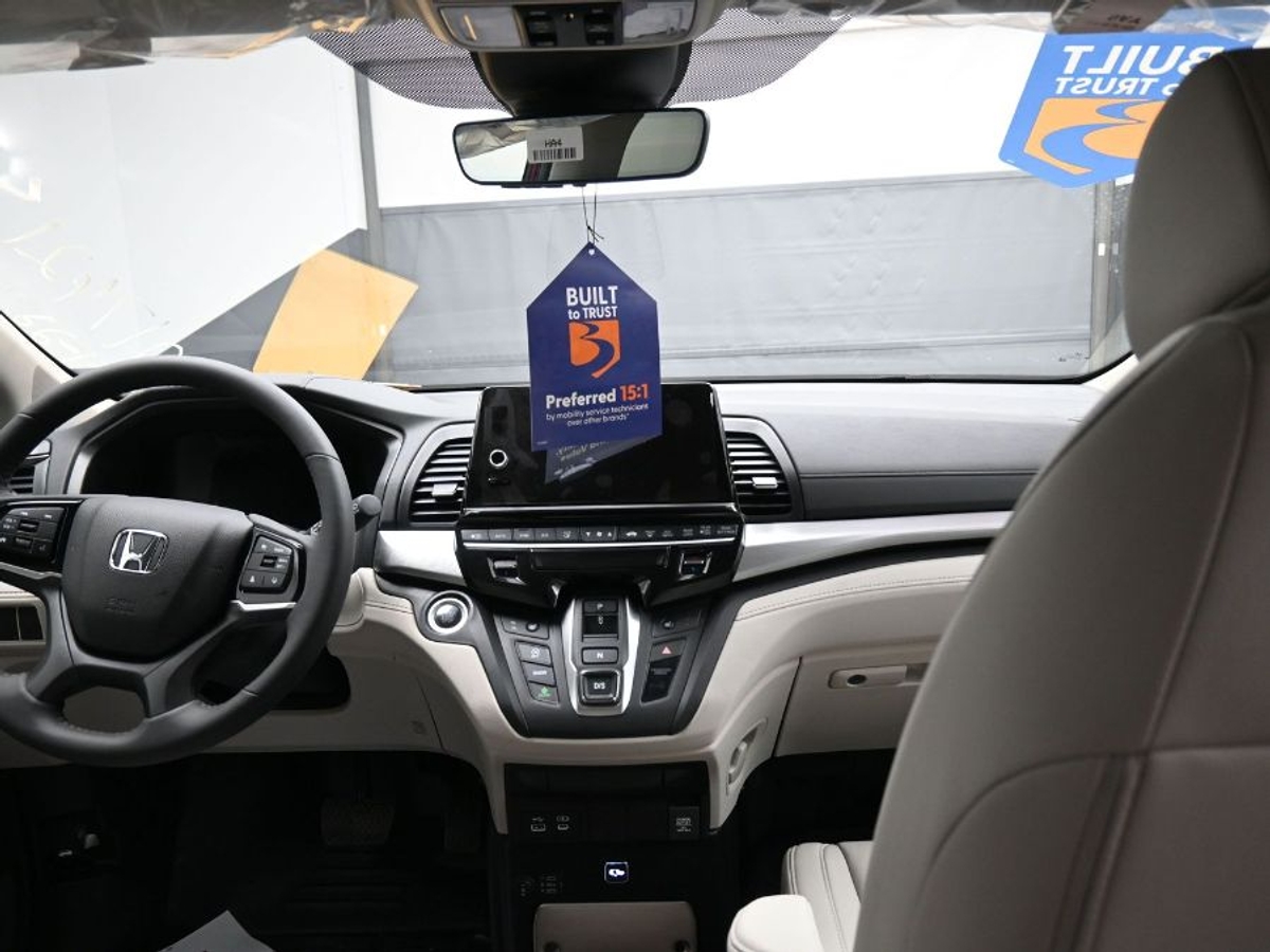 Red Honda Odyssey image number 17