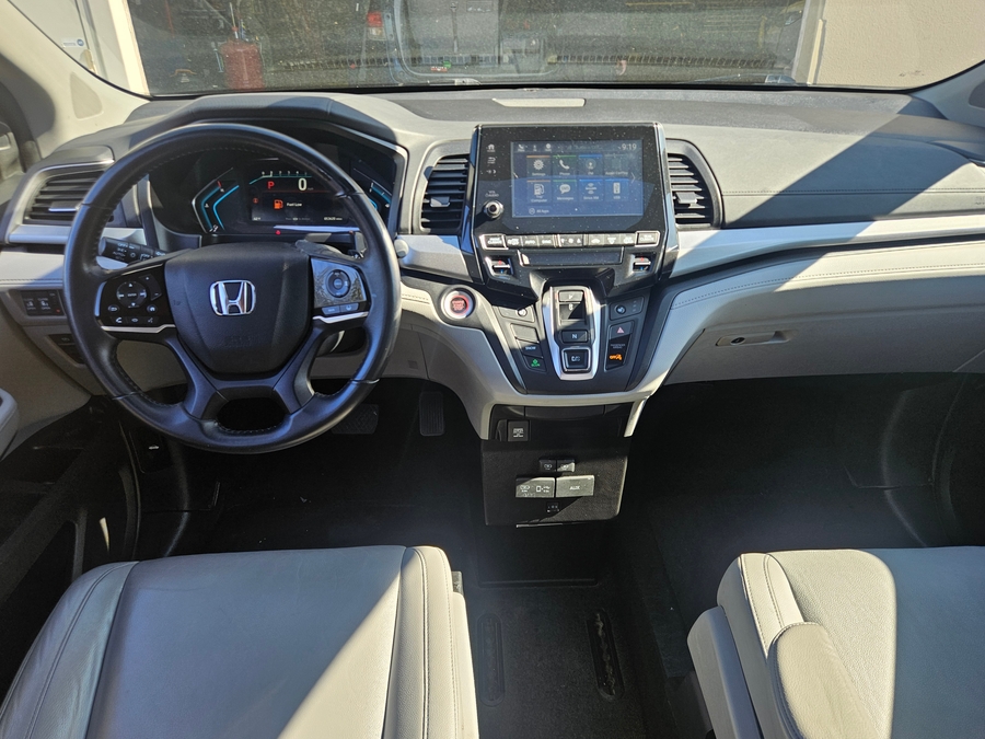 Grey Honda Odyssey image number 10