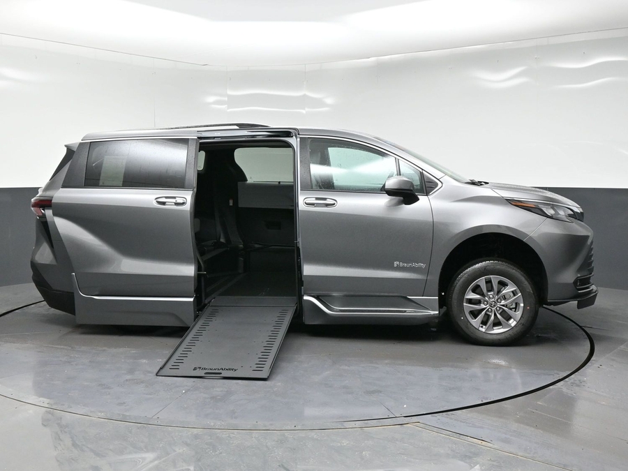 Grey Toyota Sienna image number 4