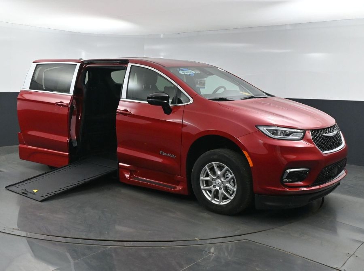 2025 Chrysler Pacifica Select's photo