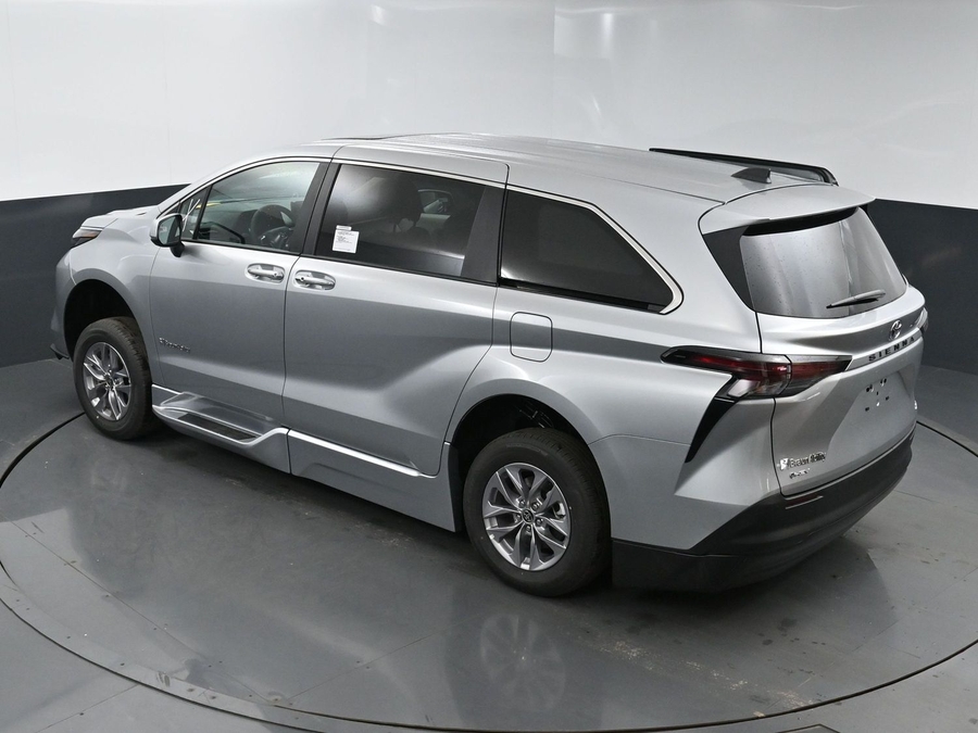 New 2025 Toyota Sienna Hybrid XLE Base - BraunAbility Side Entry Entry Fold Out Automatic Ramp