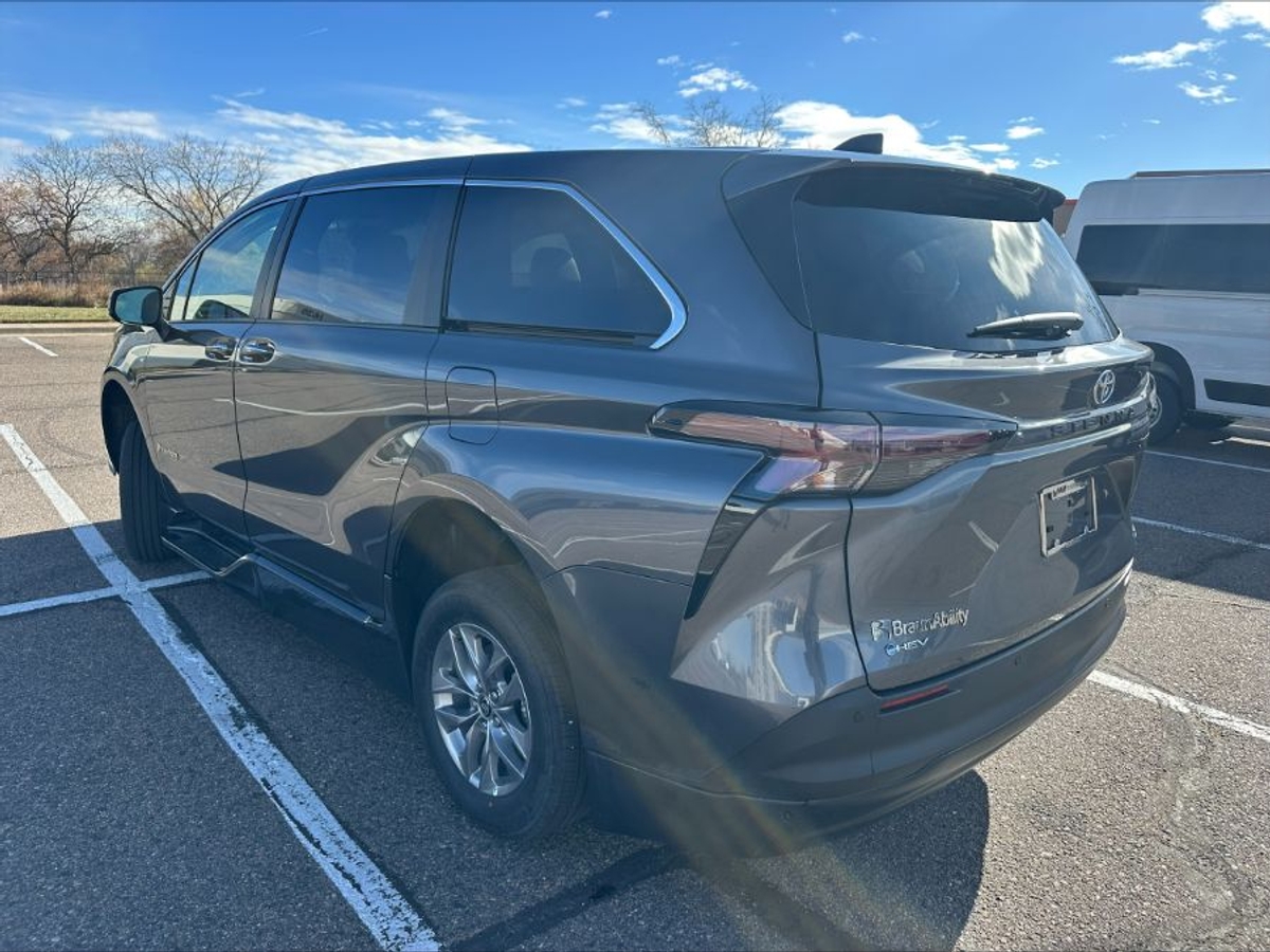 2025 TOYOTA SIENNA - Image 3