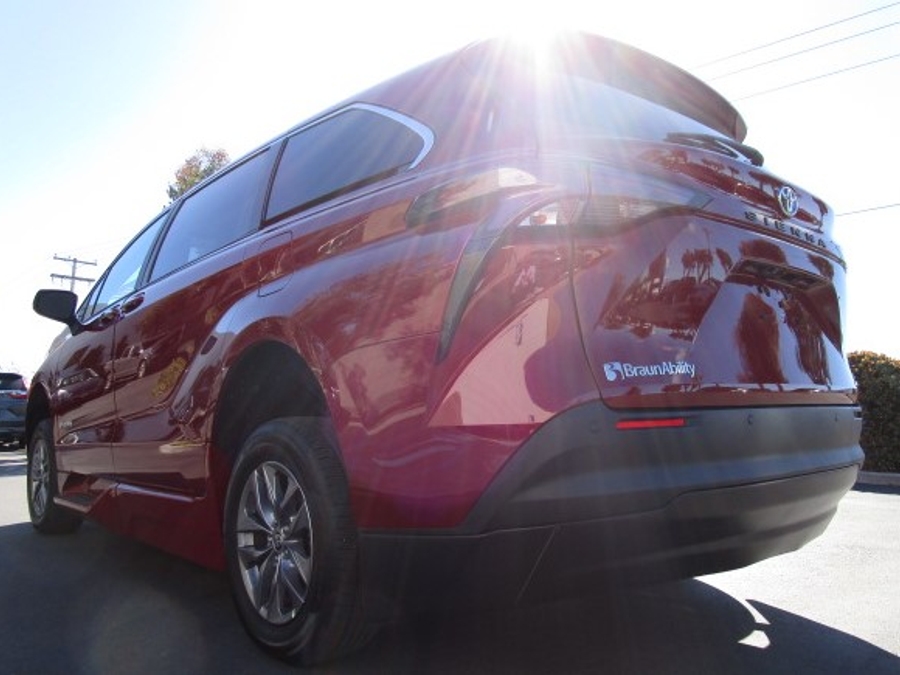 New 2026 Toyota Sienna Hybrid XLE Add - BraunAbility Side Entry Entry In Floor Automatic Ramp