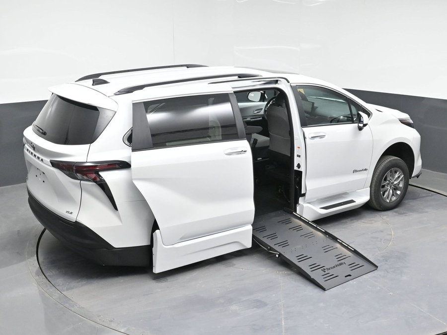 New 2026 Toyota Sienna Hybrid XLE Plus - BraunAbility Side Entry Entry Fold Out Automatic Ramp