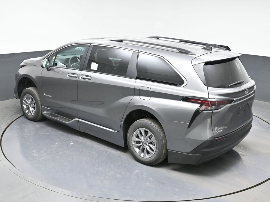 Grey Toyota Sienna image number 22