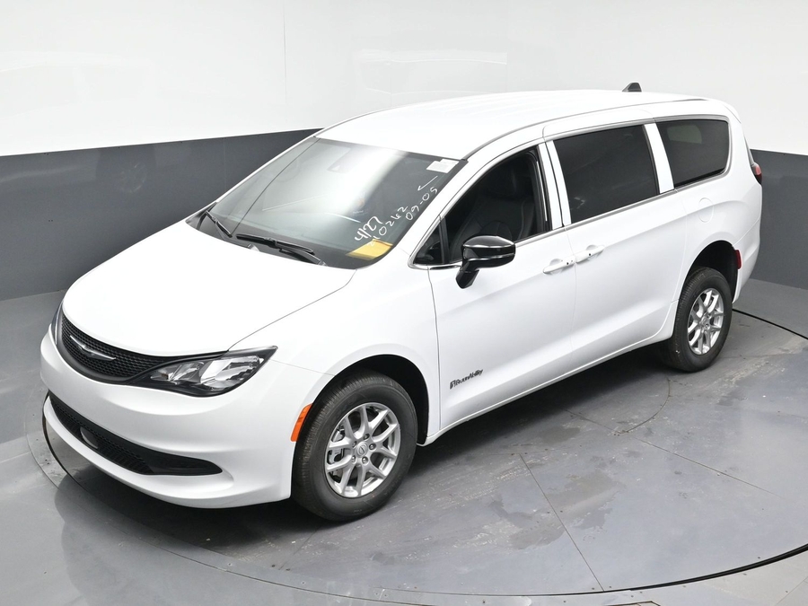 White Chrysler Voyager image number 17