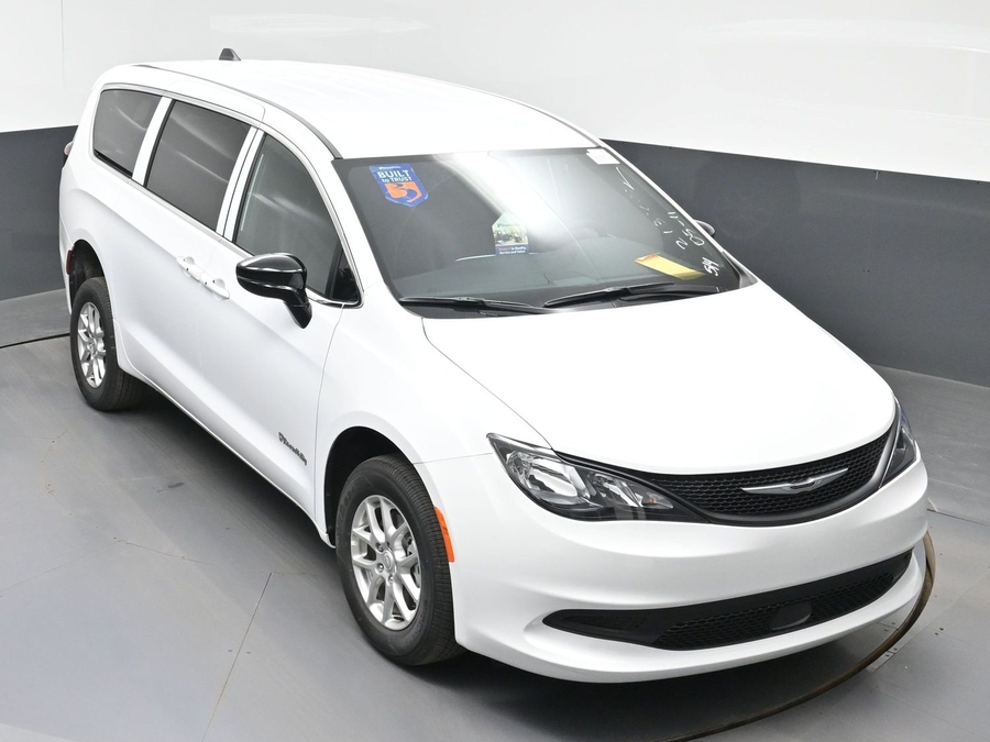White Chrysler Voyager image number 24