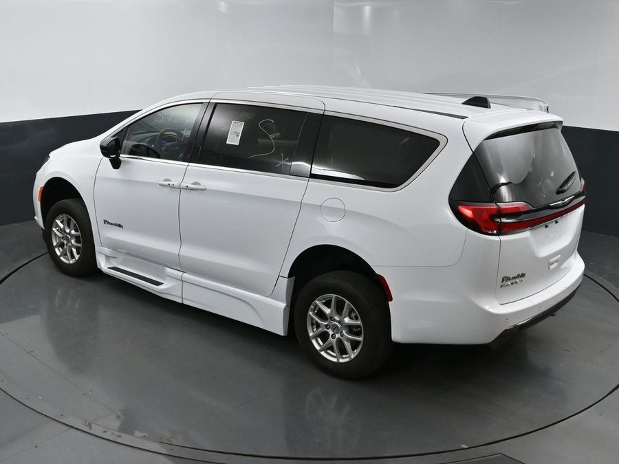 Used 2024 Chrysler Pacifica Touring L - BraunAbility Side Entry Entry Fold Out Automatic Ramp