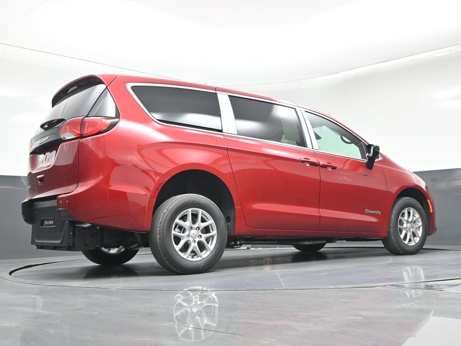 Red Chrysler Voyager image number 19