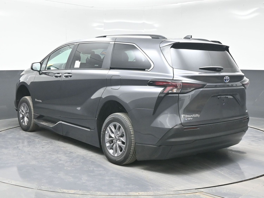 Grey Toyota Sienna image number 4