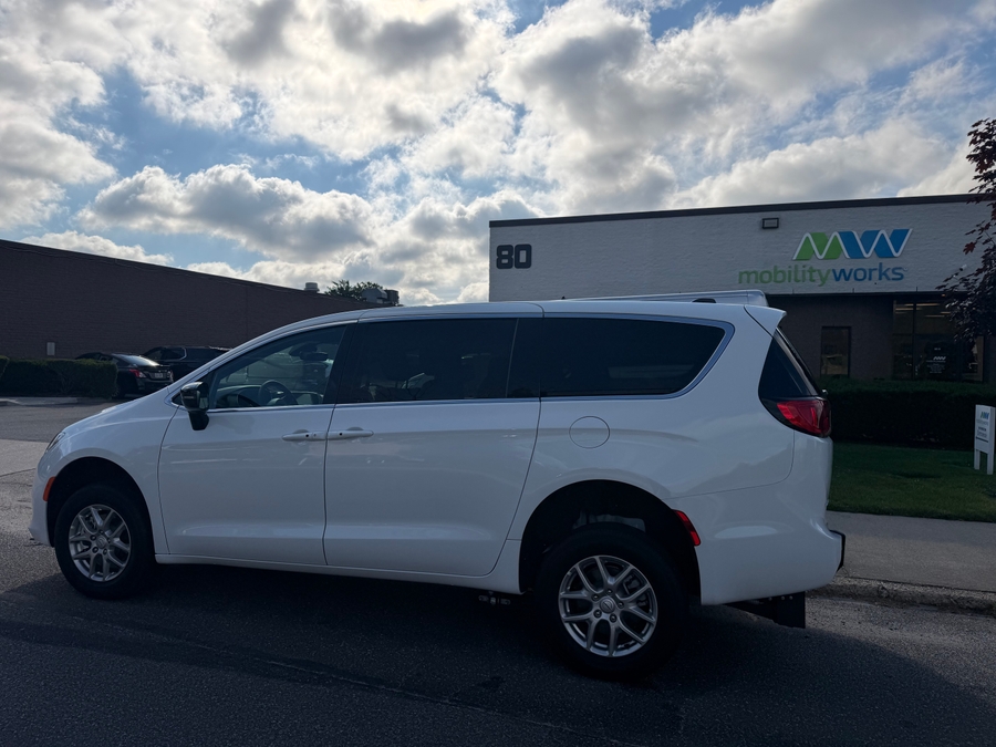 White Chrysler Voyager image number 5