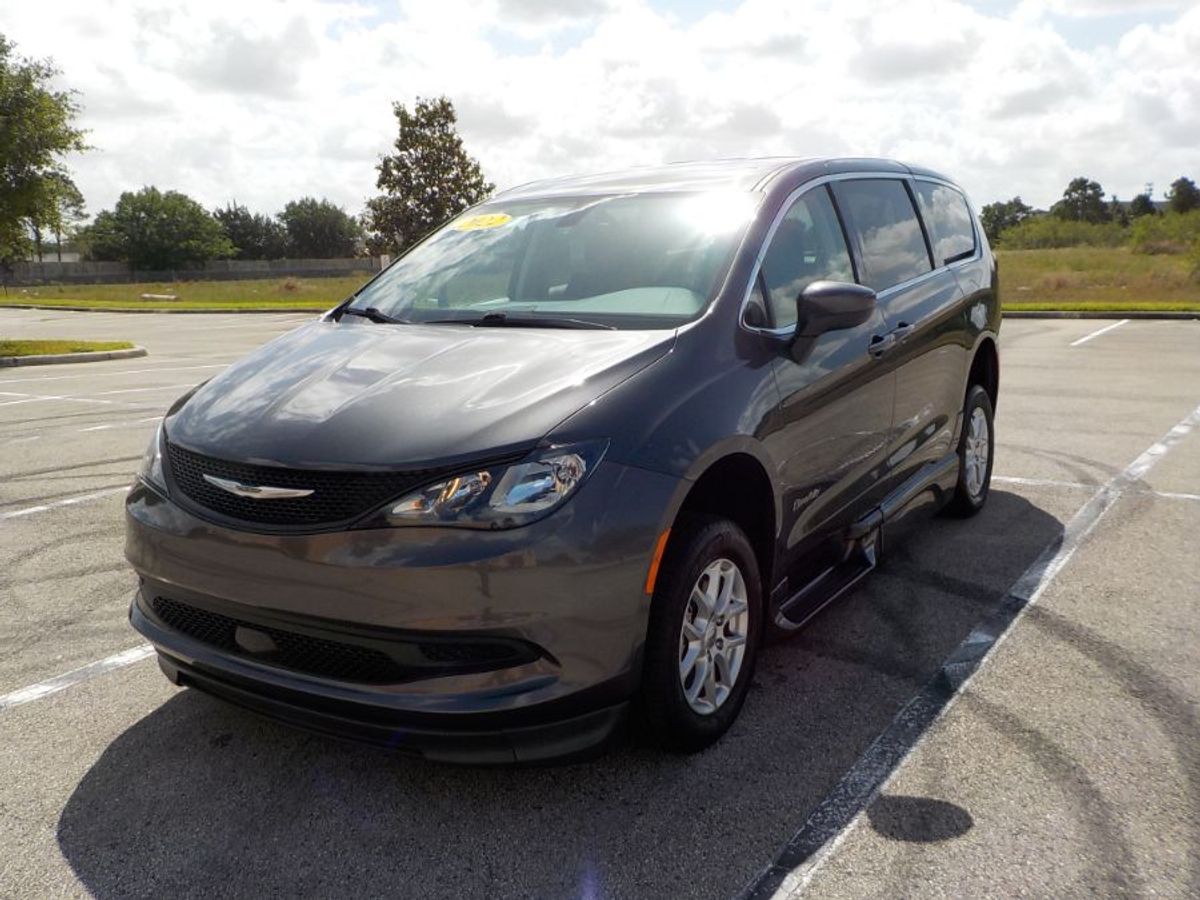 Grey Chrysler Voyager image number 3