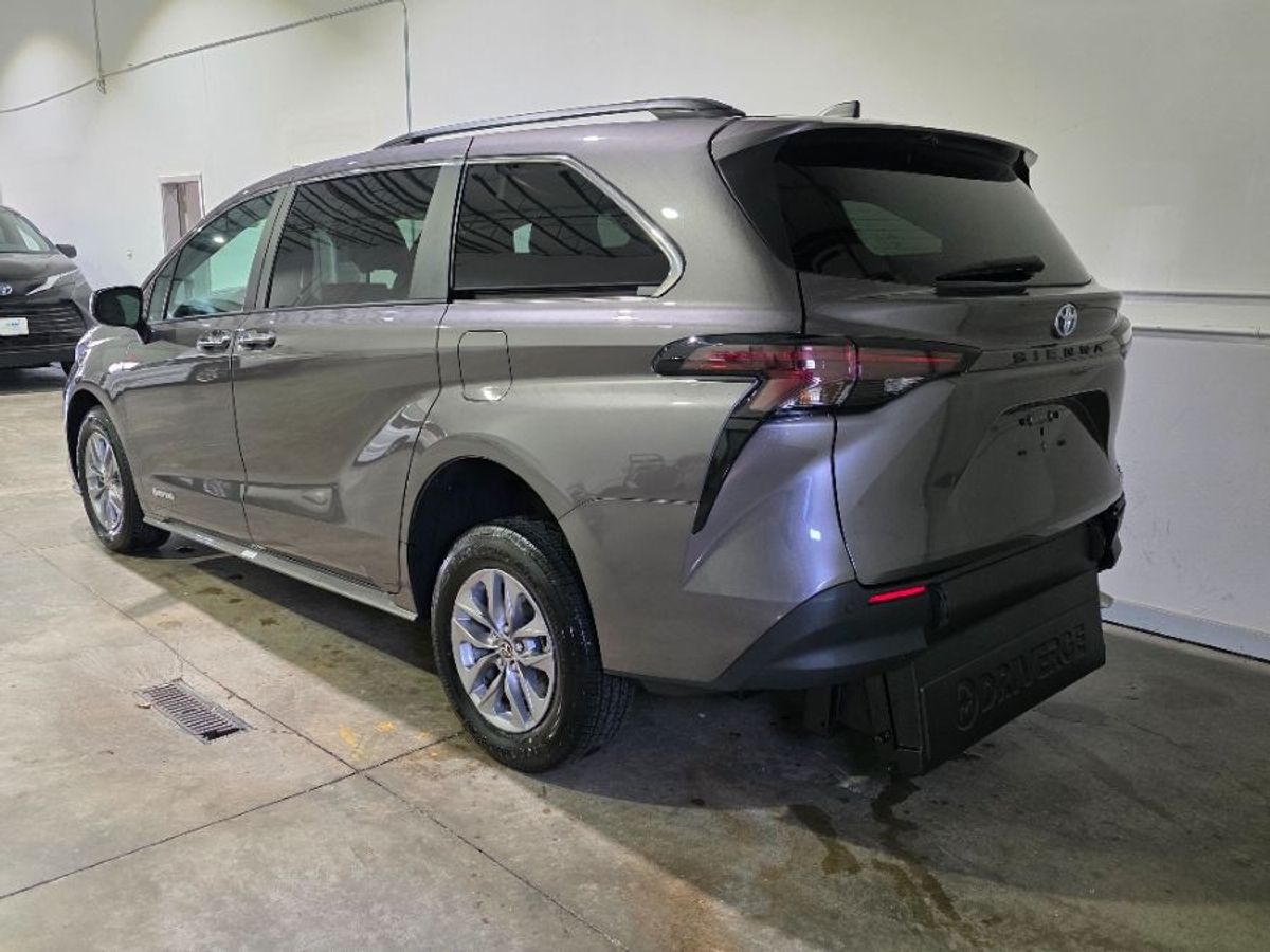 Grey Toyota Sienna image number 6