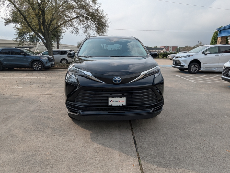 Used 2024 Toyota Sienna Hybrid LE - BraunAbility Side Entry Entry Fold Out Automatic Ramp