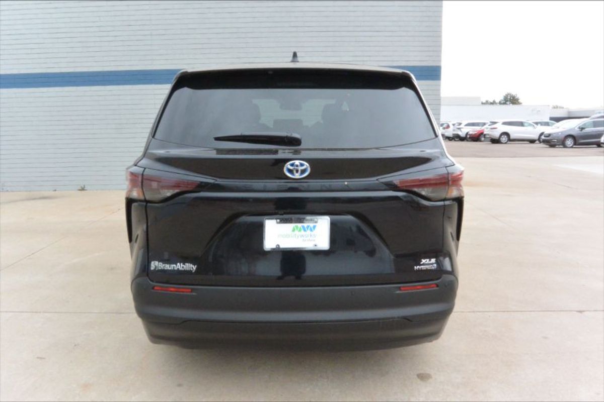 Black Toyota Sienna image number 12