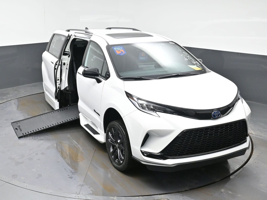 New 2025 Toyota Sienna Hybrid XSE Sport - BraunAbility Side Entry Entry In Floor Automatic Ramp