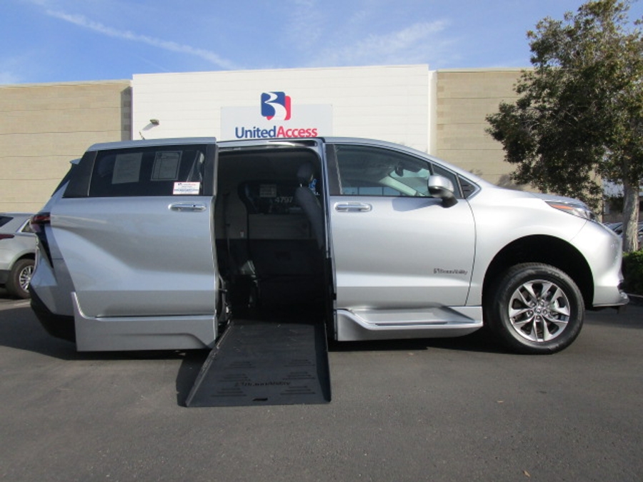 New 2025 Toyota Sienna Hybrid XLE Plus - BraunAbility Side Entry Entry Fold Out Automatic Ramp