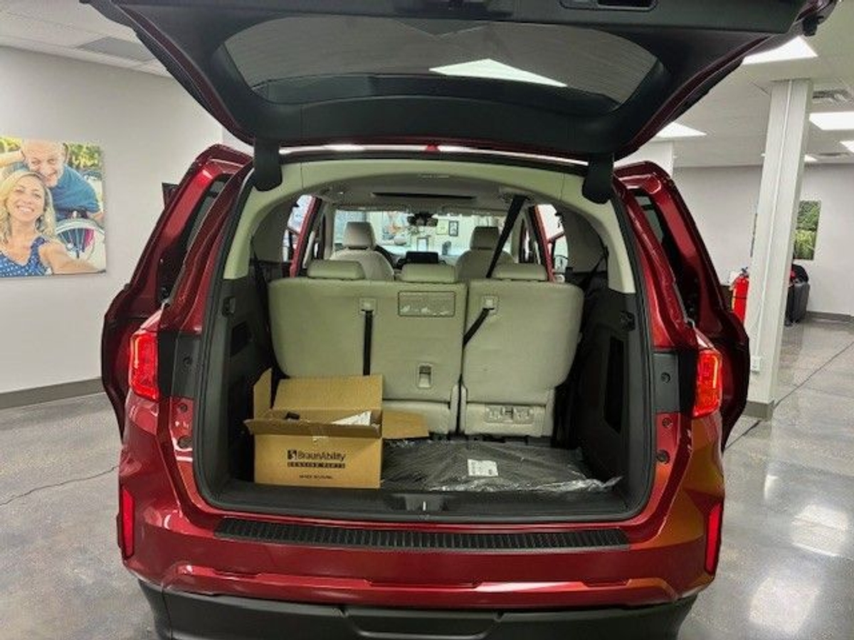 Red Honda Odyssey image number 1