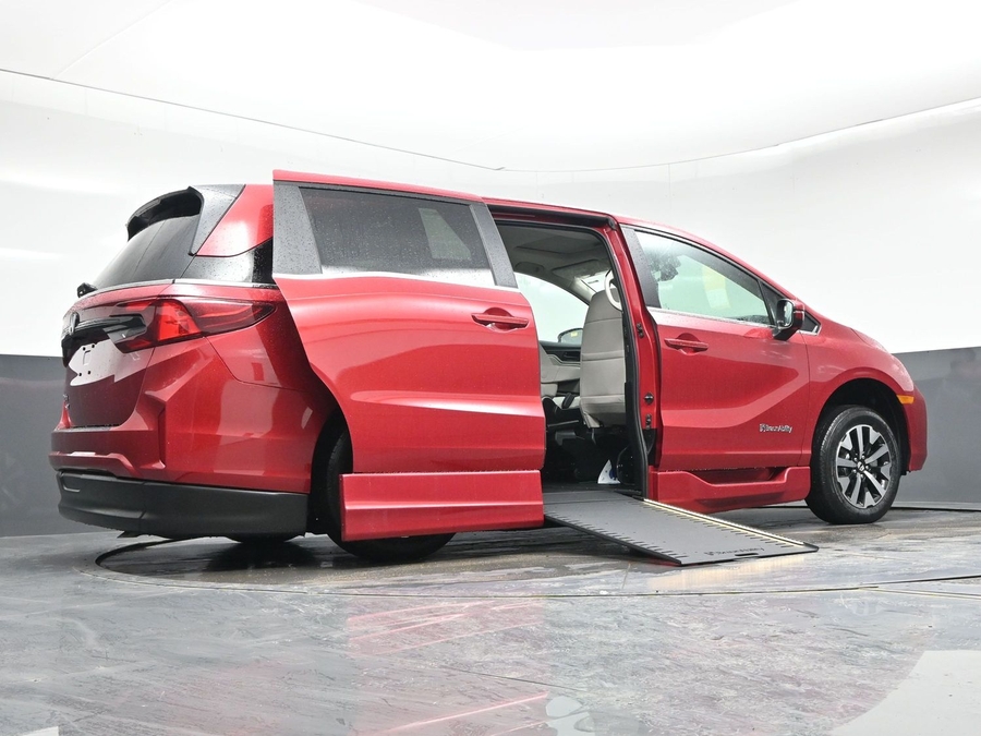 Red Honda Odyssey image number 19