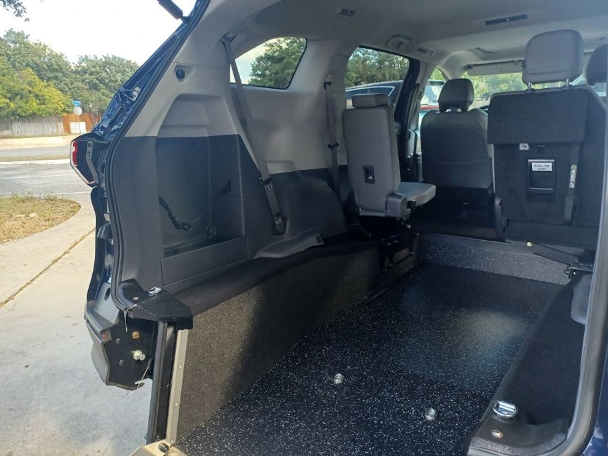 2024 TOYOTA SIENNA - Image 3