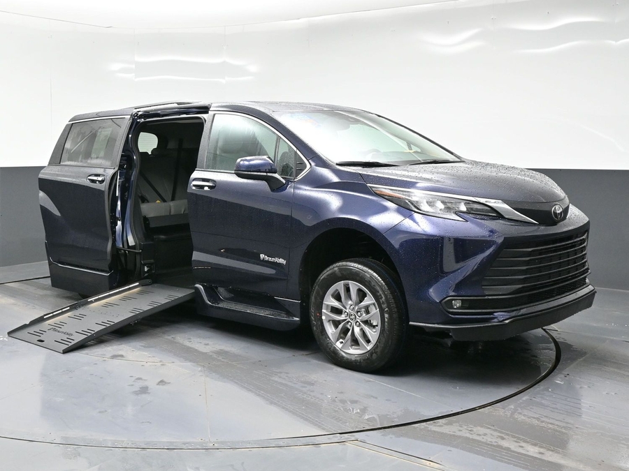 Blue Toyota Sienna image number 11