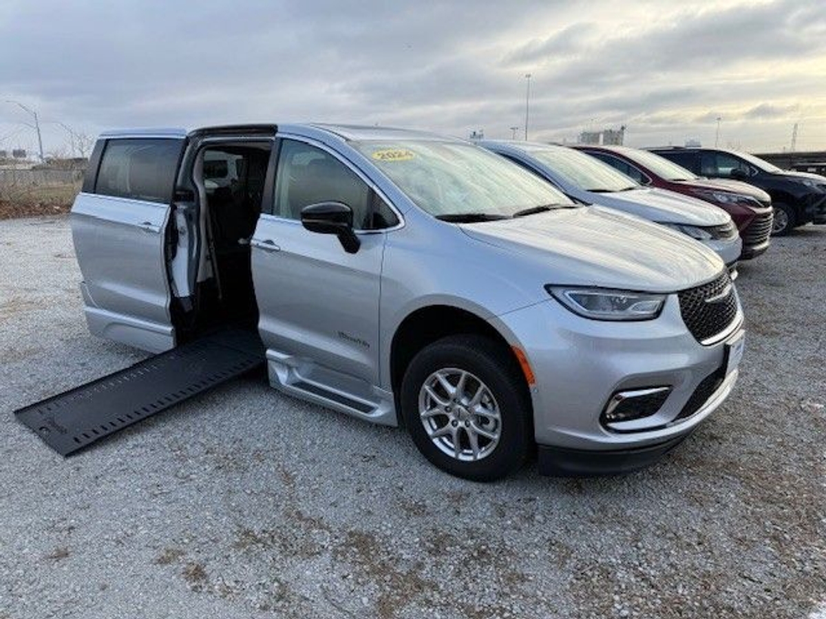 2024 Chrysler Pacifica Touring L's photo