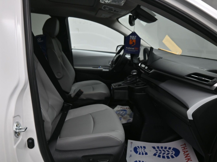 White Toyota Sienna image number 8