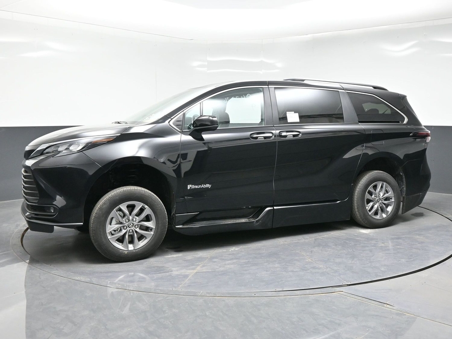New 2026 Toyota Sienna Hybrid XLE Add - BraunAbility Side Entry Fold Out Automatic Ramp