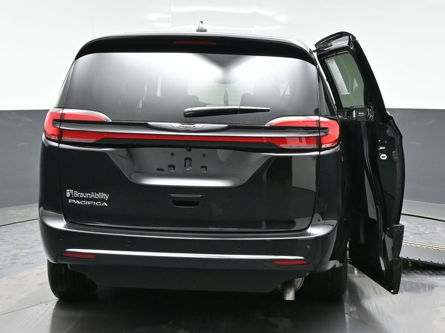 New 2026 Chrysler Pacifica Select Plus - BraunAbility Side Entry In Floor Automatic Ramp