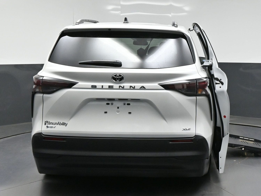 New 2026 Toyota Sienna Hybrid XLE Base - BraunAbility Side Entry Fold Out Automatic Ramp