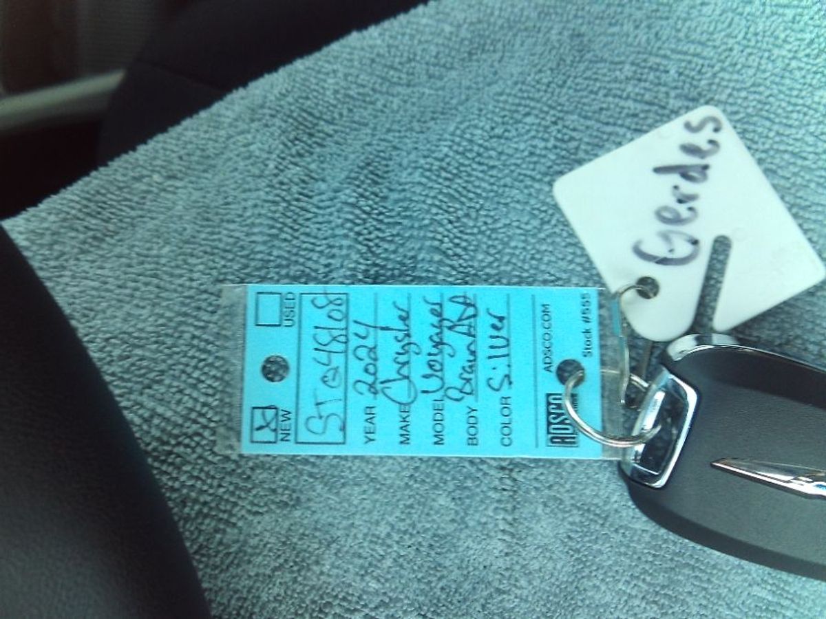 Silver Chrysler Voyager image number 25