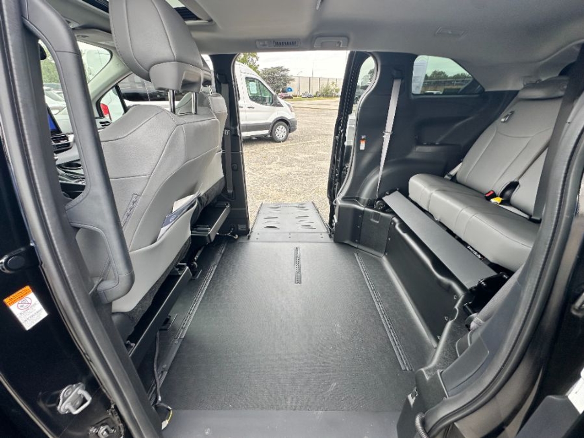 2025 TOYOTA SIENNA - Image 17