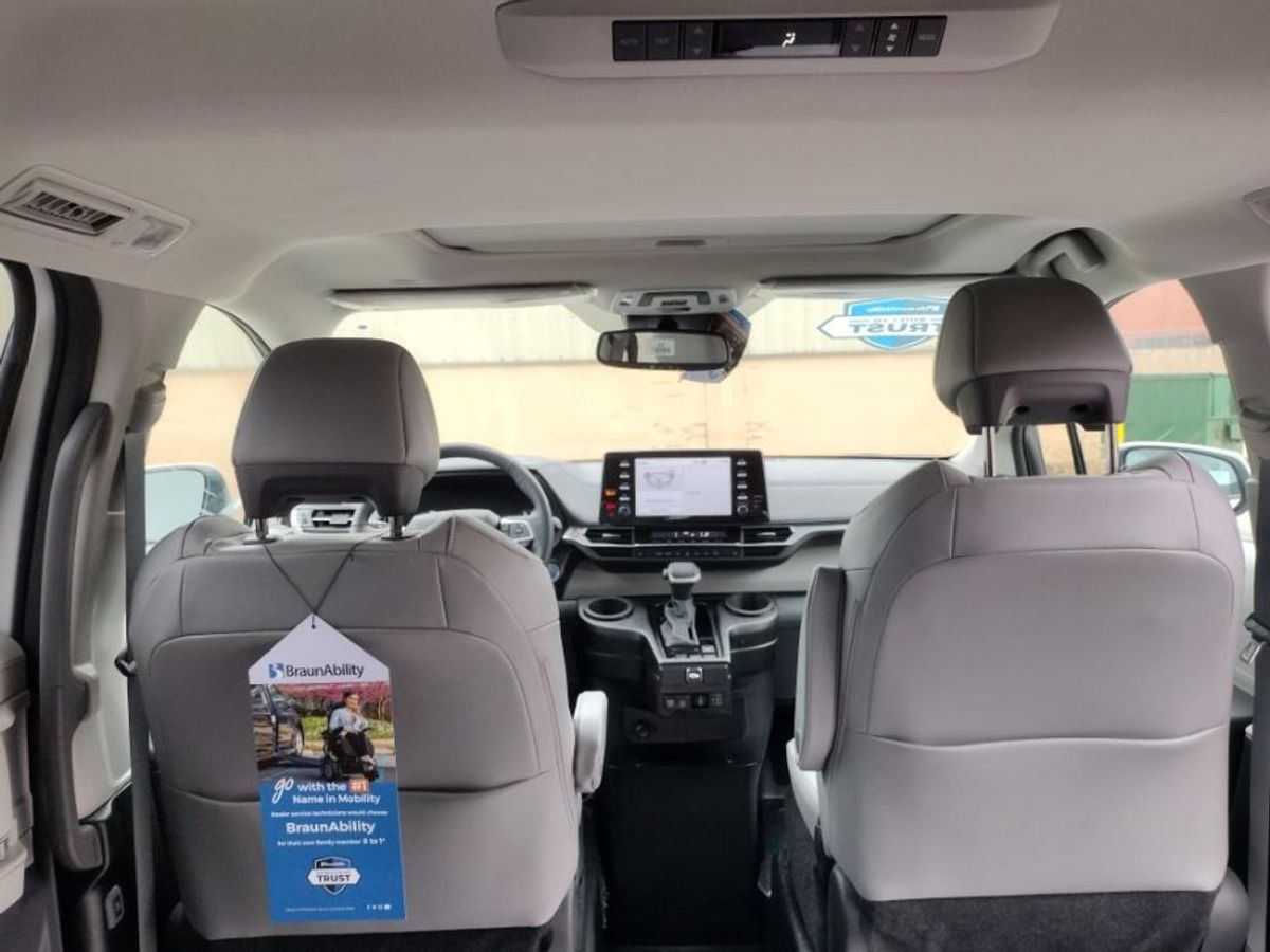 White Toyota Sienna image number 6