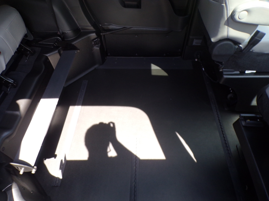 Black Toyota Sienna image number 17