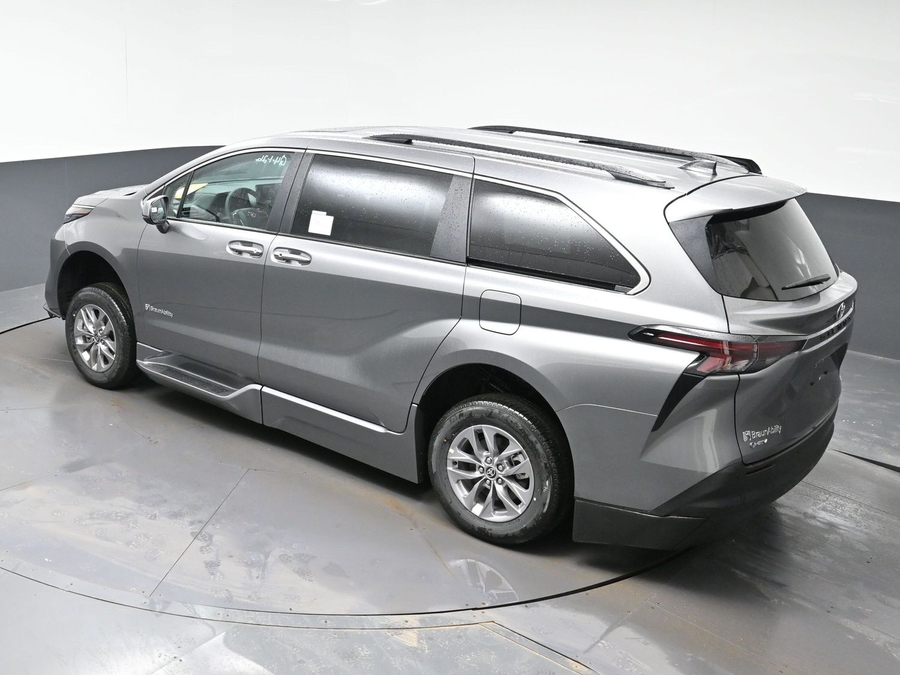 Grey Toyota Sienna image number 21