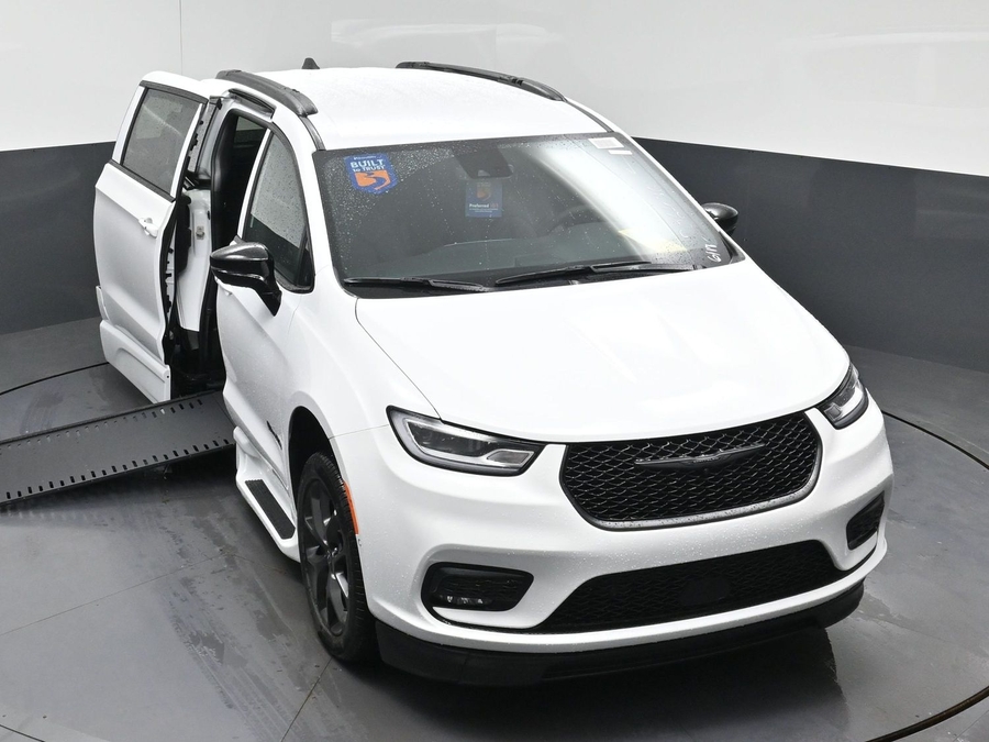 White Chrysler Pacifica image number 19