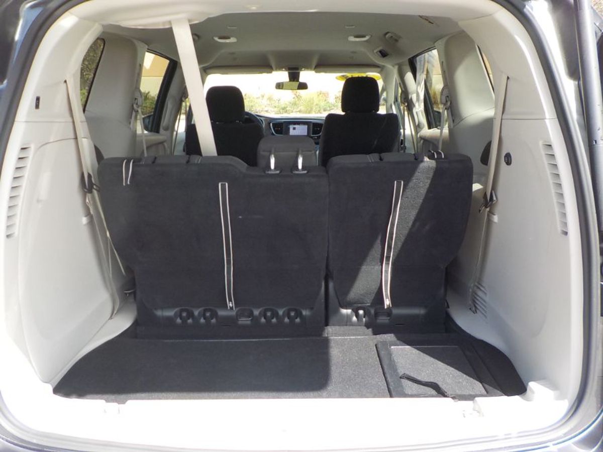 Grey Chrysler Voyager image number 18