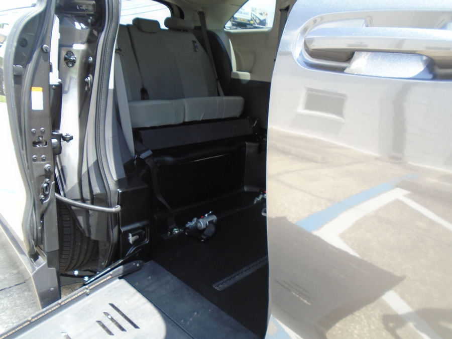 Grey Toyota Sienna image number 17