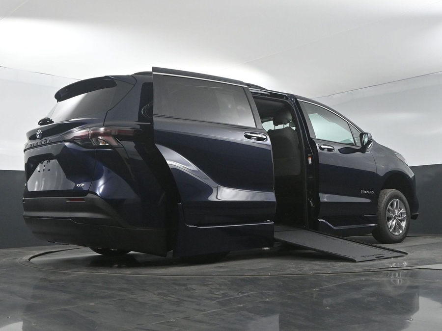 New 2025 Toyota Sienna Hybrid XLE Plus - BraunAbility Side Entry Entry Fold Out Automatic Ramp