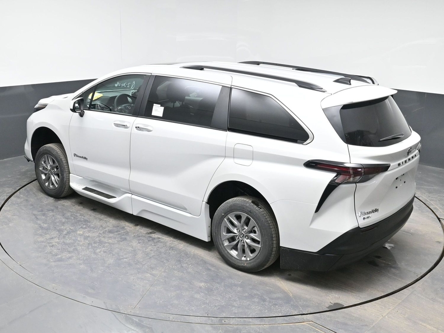 New 2026 Toyota Sienna Hybrid XLE Base - BraunAbility Side Entry Fold Out Automatic Ramp