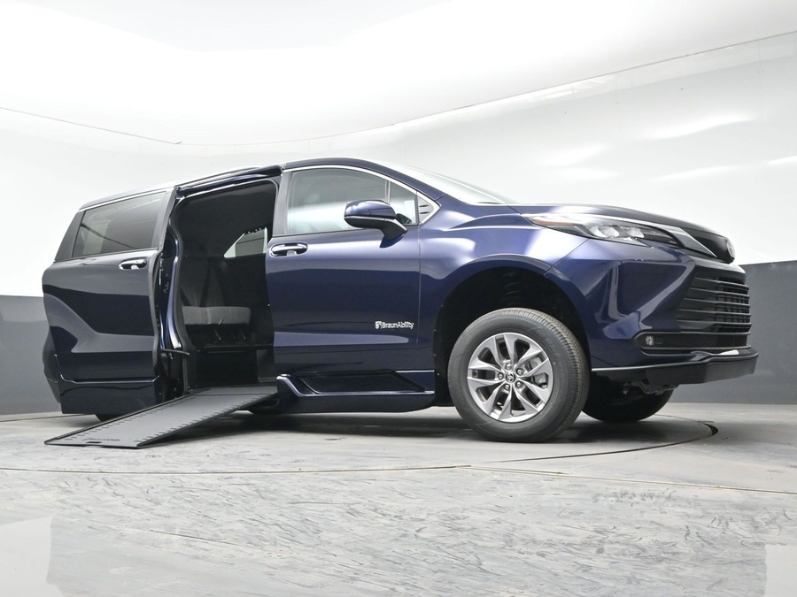 New 2026 Toyota Sienna Hybrid XLE Add - BraunAbility Side Entry Entry In Floor Automatic Ramp