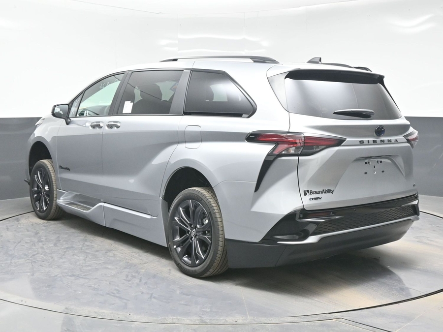 Silver Toyota Sienna image number 4