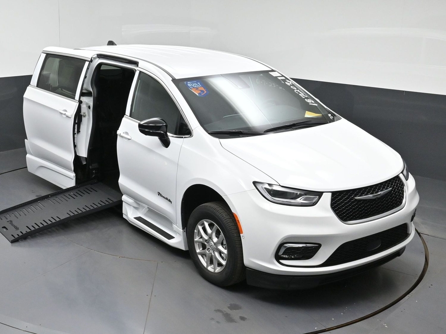 New 2026 Chrysler Pacifica Select Safety - BraunAbility Side Entry Fold Out Automatic Ramp