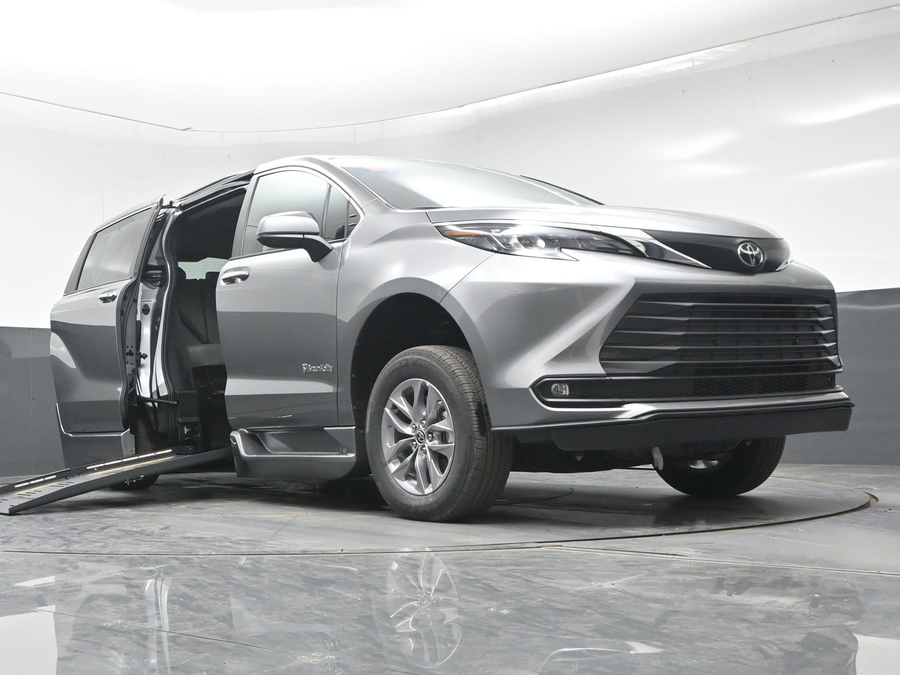 New 2026 Toyota Sienna Hybrid XLE Base - BraunAbility Side Entry Fold Out Automatic Ramp