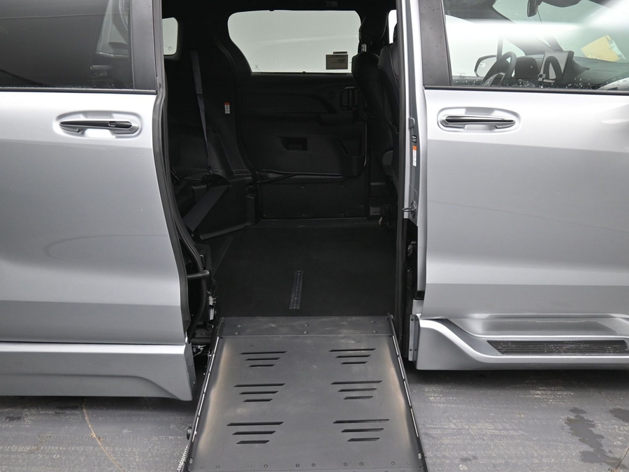 Silver Toyota Sienna image number 16