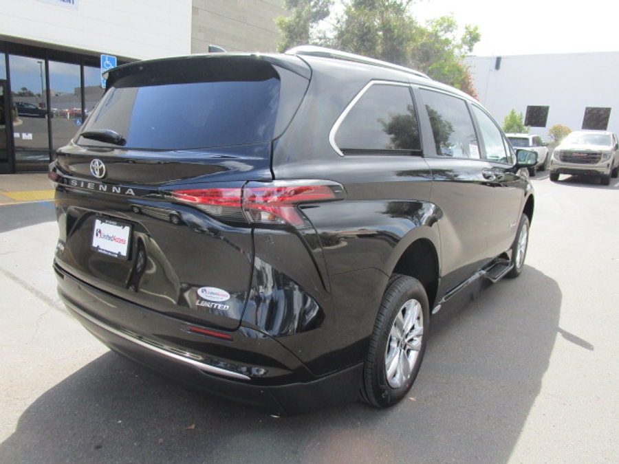 New 2026 Toyota Sienna Hybrid Limited - BraunAbility Side Entry Entry Fold Out Automatic Ramp