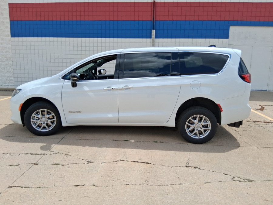 White Chrysler Voyager image number 12