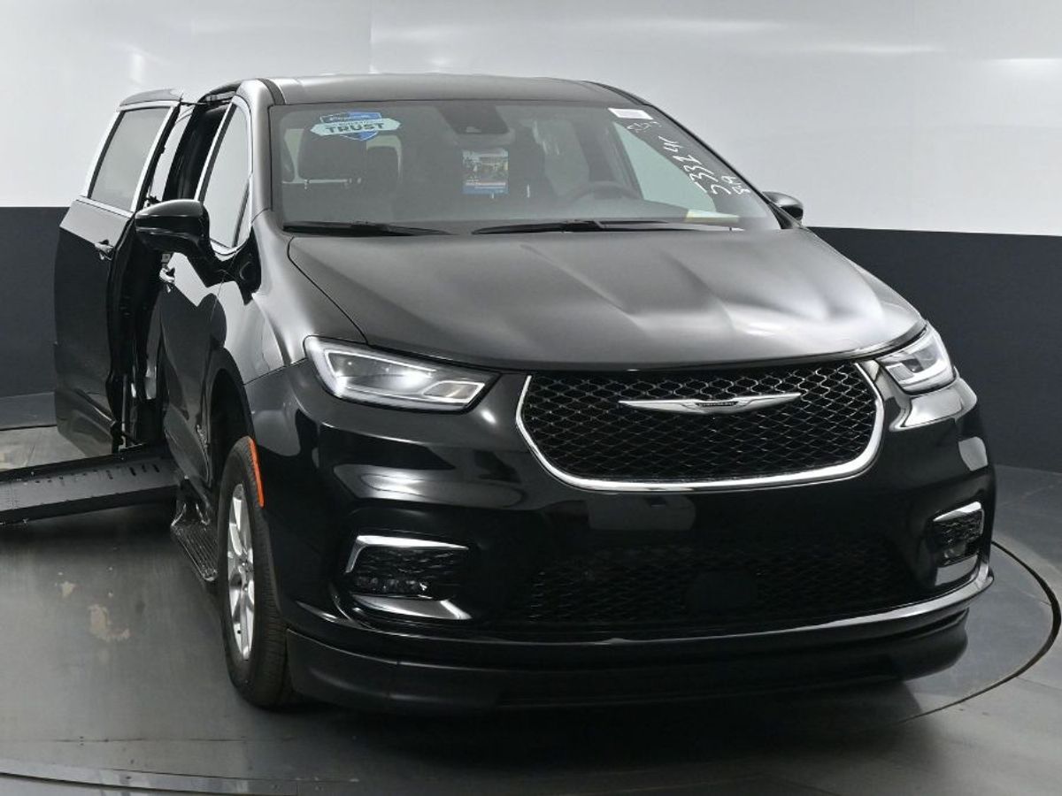 Black Chrysler Pacifica image number 1