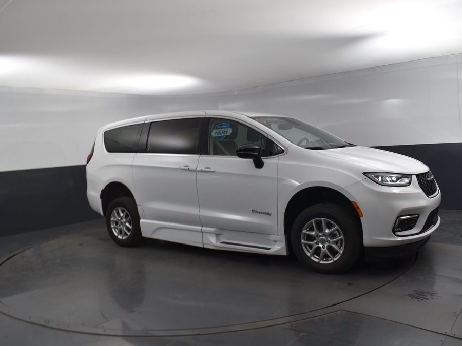 Used 2024 Chrysler Pacifica Touring L - BraunAbility Side Entry Entry Fold Out Automatic Ramp