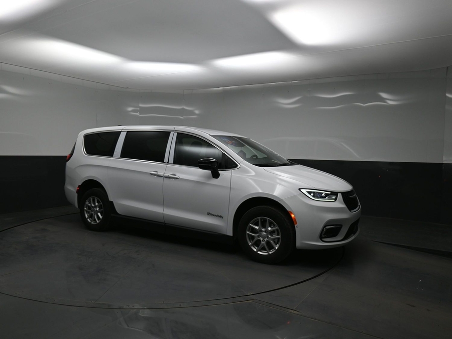 White Chrysler Pacifica image number 17